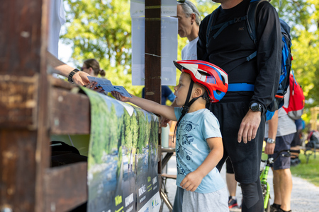 Pot ob reki, ki povezuje (1)